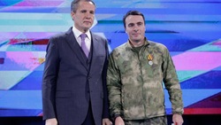 Вячеслав Гладков вручил бойцам территориальной самообороны федеральные и региональные награды