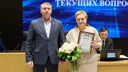 Александр Шуваев отметил глав Краснояружского и Ракитянского округов за работу по итогам 2025 года