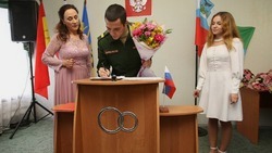 Вячеслав Гладков поздравил новобрачных военнослужащих белгородцев