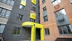 Пострадавшая от обстрелов семья получила ключи от новой квартиры 