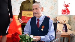 Власти Краснояружского района вручили ветерану юбилейную медаль к 80-летию Победы 