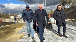Глава администрации Ракитянского района проверил ход работ по обустройству набережной