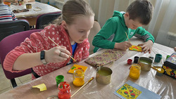 Сельские школьники изучили художественные росписи на занятиях в краснояружской мобильной студии