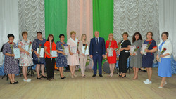 Андрей Миськов поздравил краснояружских работников социальной службы с профессиональным праздником