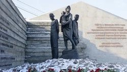 Вячеслав Гладков сообщил о возложении цветов к мемориалу на Камышитовом заводе в Белгороде