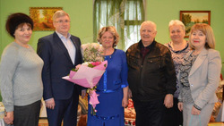 Глава администрации Краснояружского района поздравил с юбилеем Валентину Бердникову