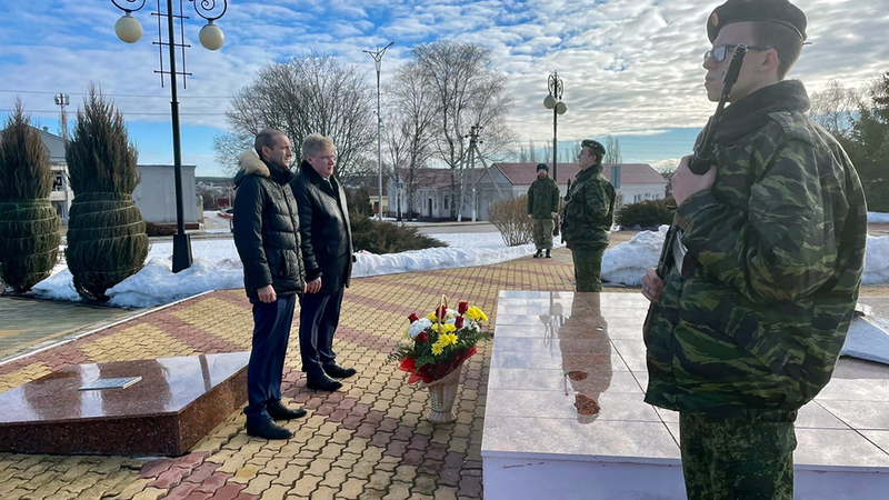Краснояружцы возложили цветы к мемориалу Славы