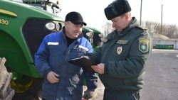 Начальник инспекции гостехнадзора провёл техосмотр в Краснояружской зерновой компании