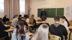 Краснояружские школьники встретились со старшим советником юстиции Ярославом Тришиным