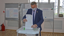 Председатель Муниципального совета Краснояружского района проголосовал одним из первых