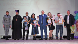 Новорождённые Ракитянского района получили именные статуэтки от главы муниципалитета