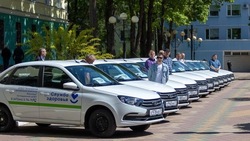 Вячеслав Гладков торжественно вручил ключи от новых служебных машин медучреждениям региона 