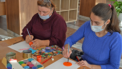Занятие по традиционной росписи прошло в краснояружской мобильной студии мастеров
