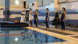 Спортсмены приняли участие в праздничном представлении в бассейне «Нептун»