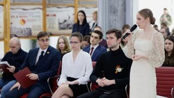 Студенты НИУ «БелГУ» рассказали Вячеславу Гладкову о геноциде в период Великой Отечественной войны