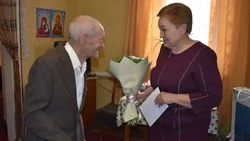 Власти Ракитянского округа поздравили с юбилеем жителя посёлка Пролетарский