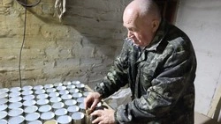 Ракитянец Анатолий Береговой довёл до совершенства производство окопных свечей