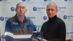 Краснояружский энергетик получил удостоверение ветерана ПАО «Россети Центр»