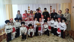 Ракитянский священник принял участие в посвящении дошкольников в казачата