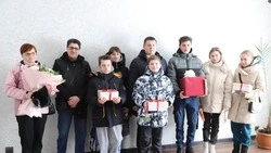 Глава Краснояружского округа вручил ключи от нового дома многодетной семье 