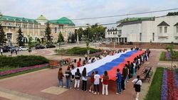 Белгородские активисты развернули 50-метровый триколор в День государственного флага 