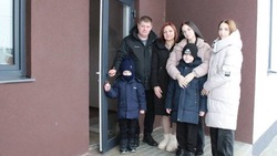 10 многодетных семей Белгородской области получили ключи от новых квартир