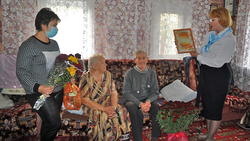 Власти Ракитянского района поздравили супругов Шиловых с 55-летием семьи