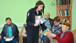 Краснояружские пенсионеры побывали на встрече с сотрудниками местного отделения МВД России