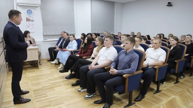 Глава Краснояружского округа встретился со старшеклассниками