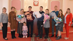 Краснояружские власти поздравили родителей первых новорождённых в этом году