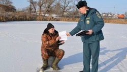 Сотрудники МЧС провели профилактические беседы с краснояружскими рыбаками