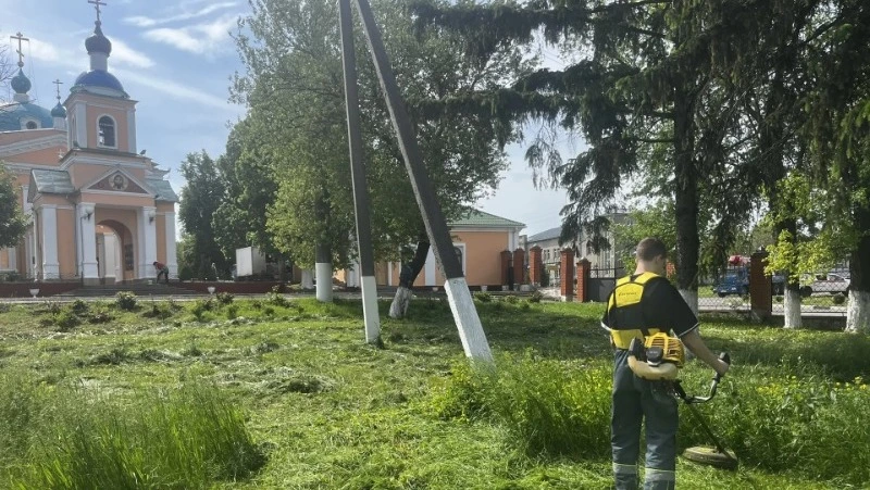 Студенты ракитянского техникума оказали содействие в благоустройстве территории храма
