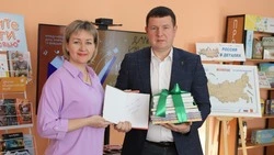 Глава Краснояружского округа принял участие в общероссийской акции «Дарите книги с любовью»
