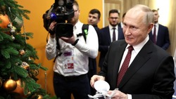Владимир Путин принял участие в открытии благотворительной акции «Ёлка желаний»