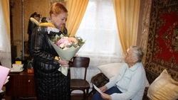 Власти Ракитянского округа поздравили жительницу муниципалитета с 95-летием