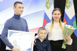 Вячеслав Гладков: «Вручили сертификаты на покупку первого жилья 51 молодой семье»