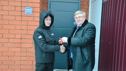 Жителя Краснояружского района поздравил с новосельем руководитель муниципалитета