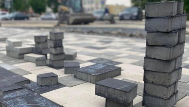 Строители приступили к финальной стадии благоустройства площади Советской в Ракитном