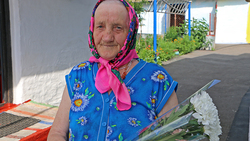 Жительница Ракитянского района получила поздравительную открытку с юбилеем от президента
