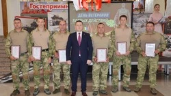 Глава администрации Краснояружского района вручил награды