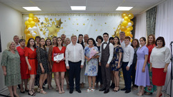 Глава администрации Краснояружского района поздравил отличившихся выпускников 2022 года