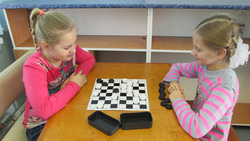 Краснояружские школьницы приняли участие в турнире по шашкам