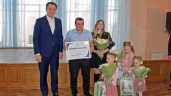Глава Белгородской области вручил свидетельства на улучшение жилищных условий ракитянским семьям