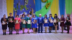 Глава Краснояружского района вручил награды работникам культуры и администрации