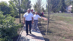 Делегация администрации Ракитянского района осмотрела детскую площадку в селе Нижние Пены