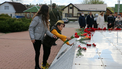 Представители ракитянских трудовых коллективов возложили цветы и венки к Братской могиле