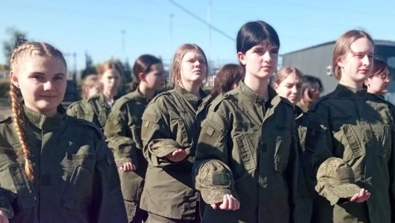 Краснояружские девушки отправились в Центр развития военно–спортивной подготовки «Воин»
