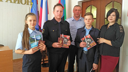 Трое краснояружских школьников получили паспорта РФ