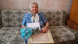Власти Ракитянского района поздравили жительницу муниципалитета с 95-летием