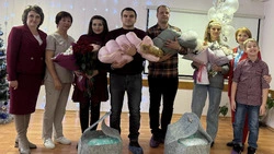 Власти Ракитянского района поздравили две молодые семьи с пополнением